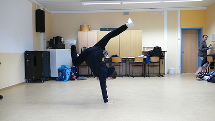 Handstand Amy
